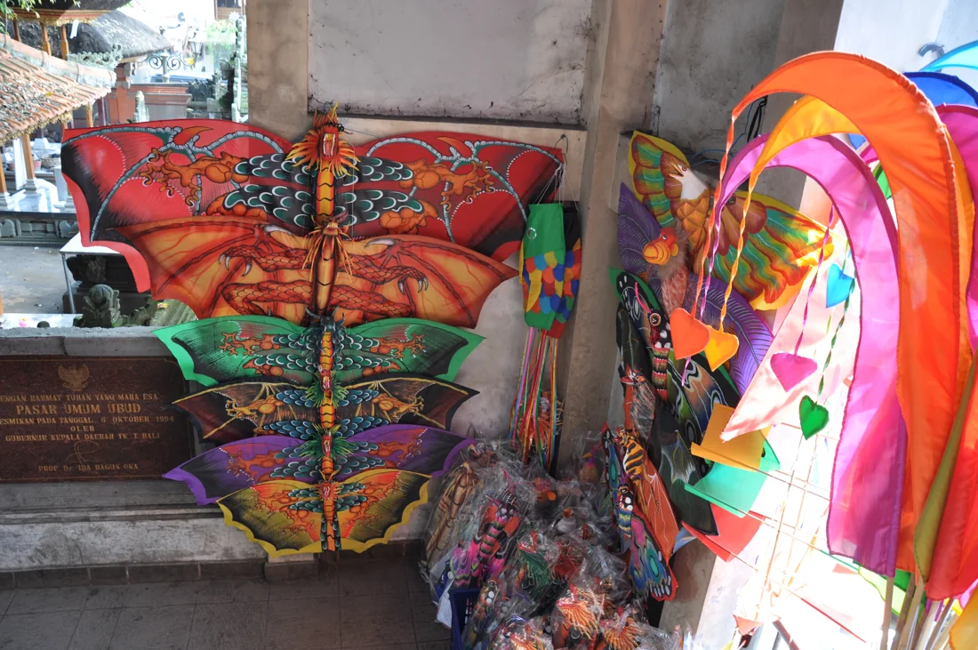 Layangan dan kerajinan berwarna-warni di Pasar Ubud, Kabupaten Gianyar