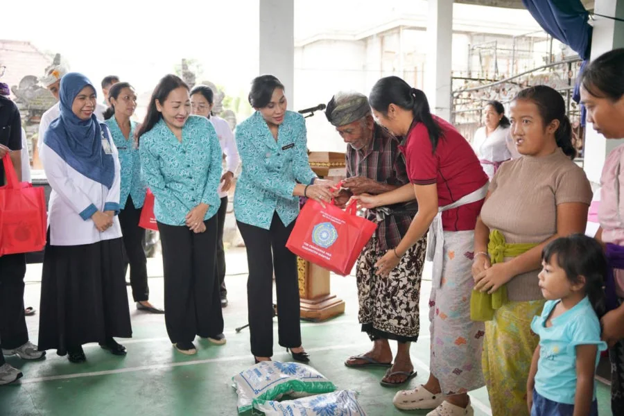 Penyerahan bantuan pada aksi sosial di wilayah Petak dan Petak Kaja, Gianyar
